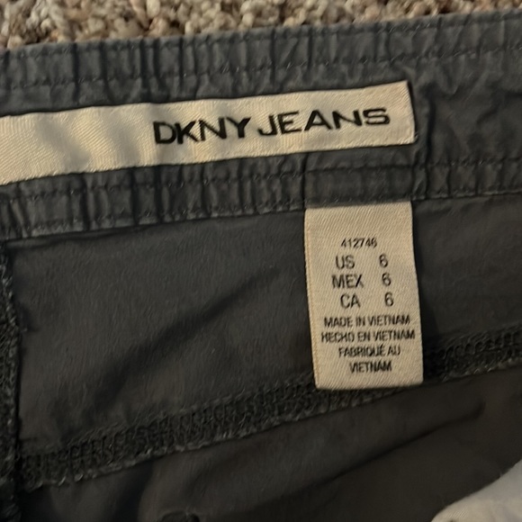 DKNY women’s size 6 grey shorts - Picture 2 of 2